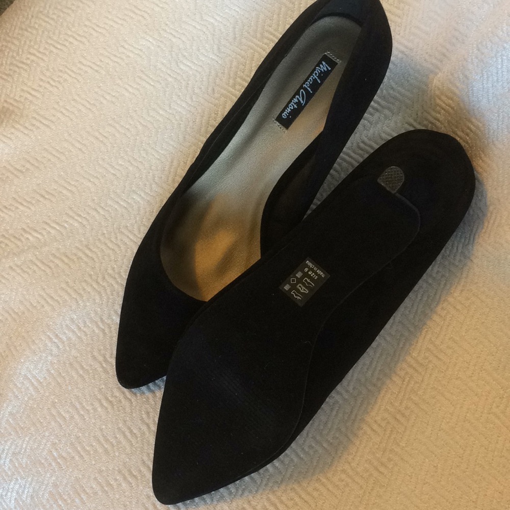Timeless Black Pump - Picture 2 of 6